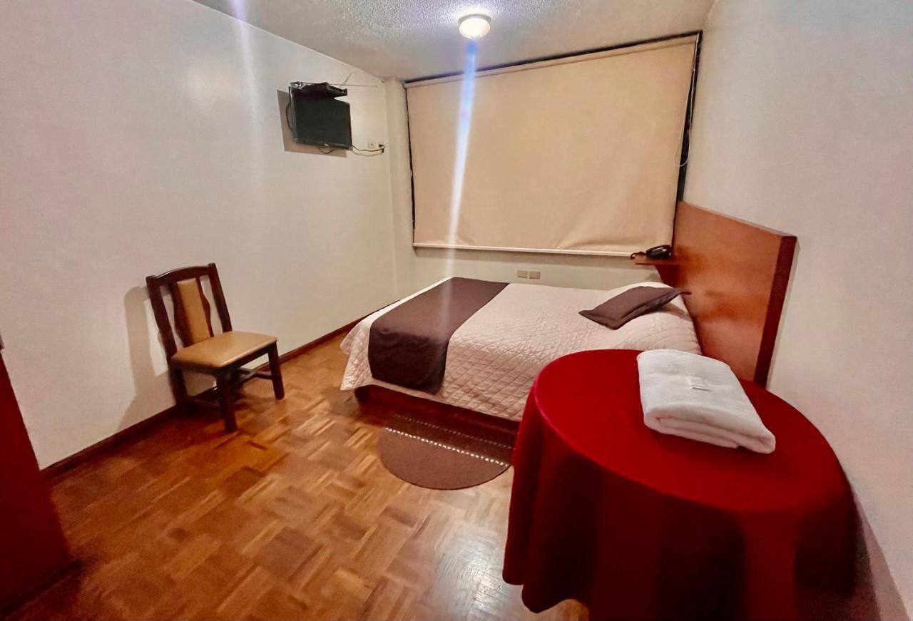 Hotel Bacastell Quito Buitenkant foto