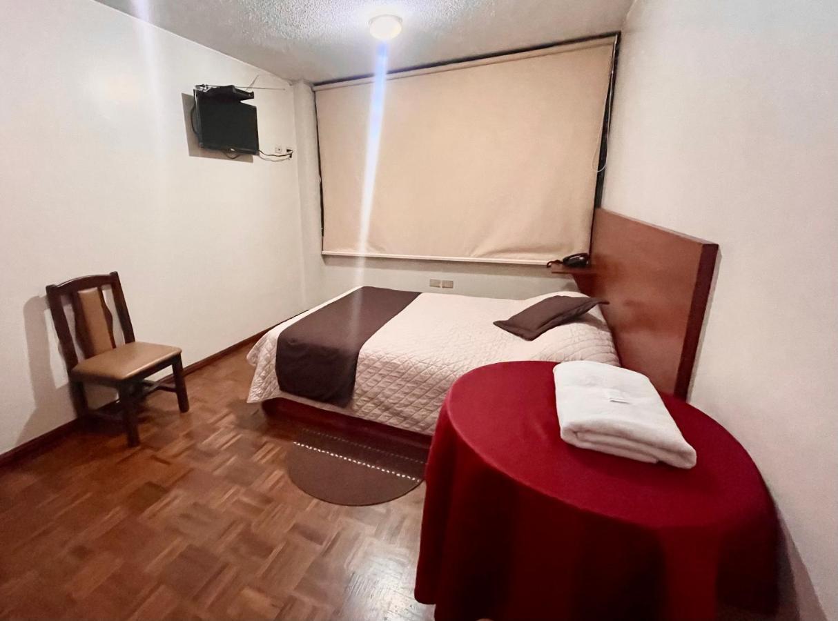 Hotel Bacastell Quito Buitenkant foto